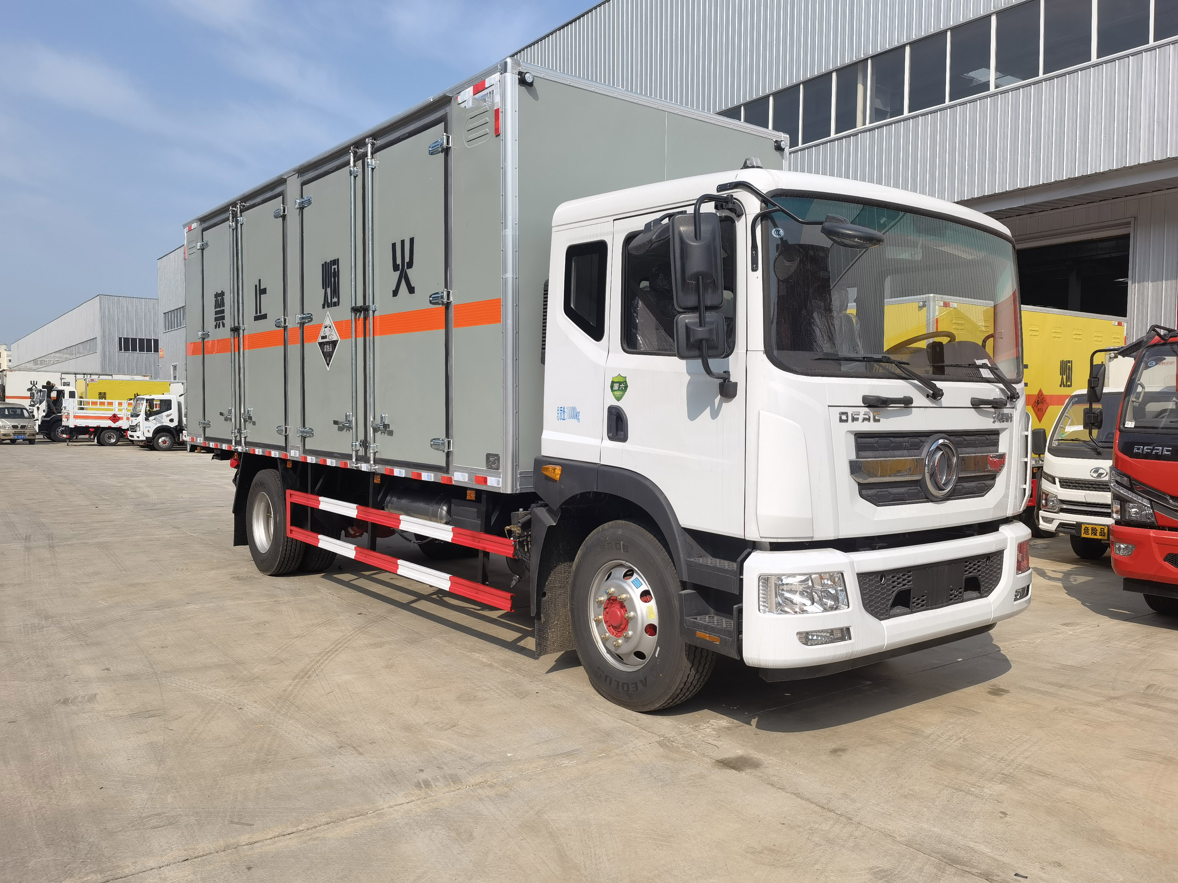 东风D9单桥8米杂项危险品车