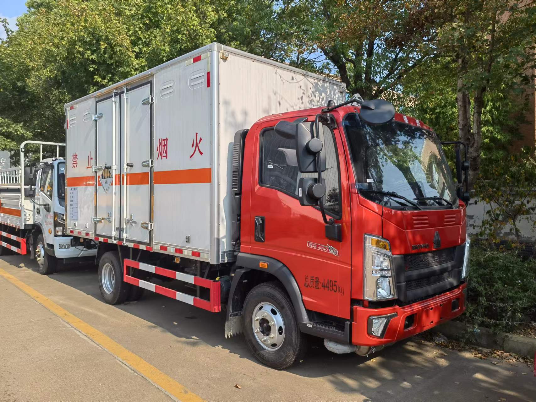 重汽豪沃蓝牌带一个双开侧门杂项危险品车