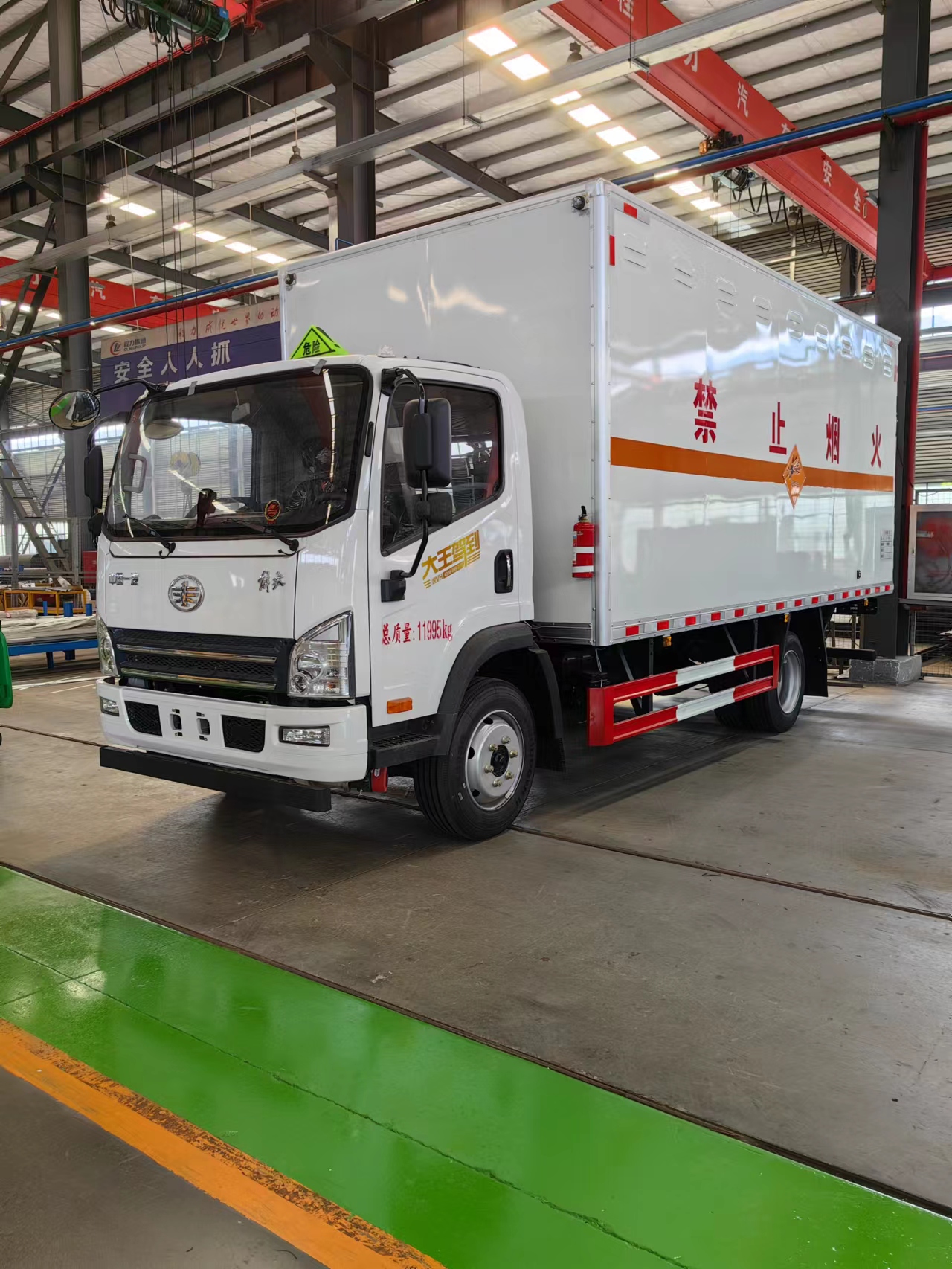 解放5米1国六大柴180马力危险品车