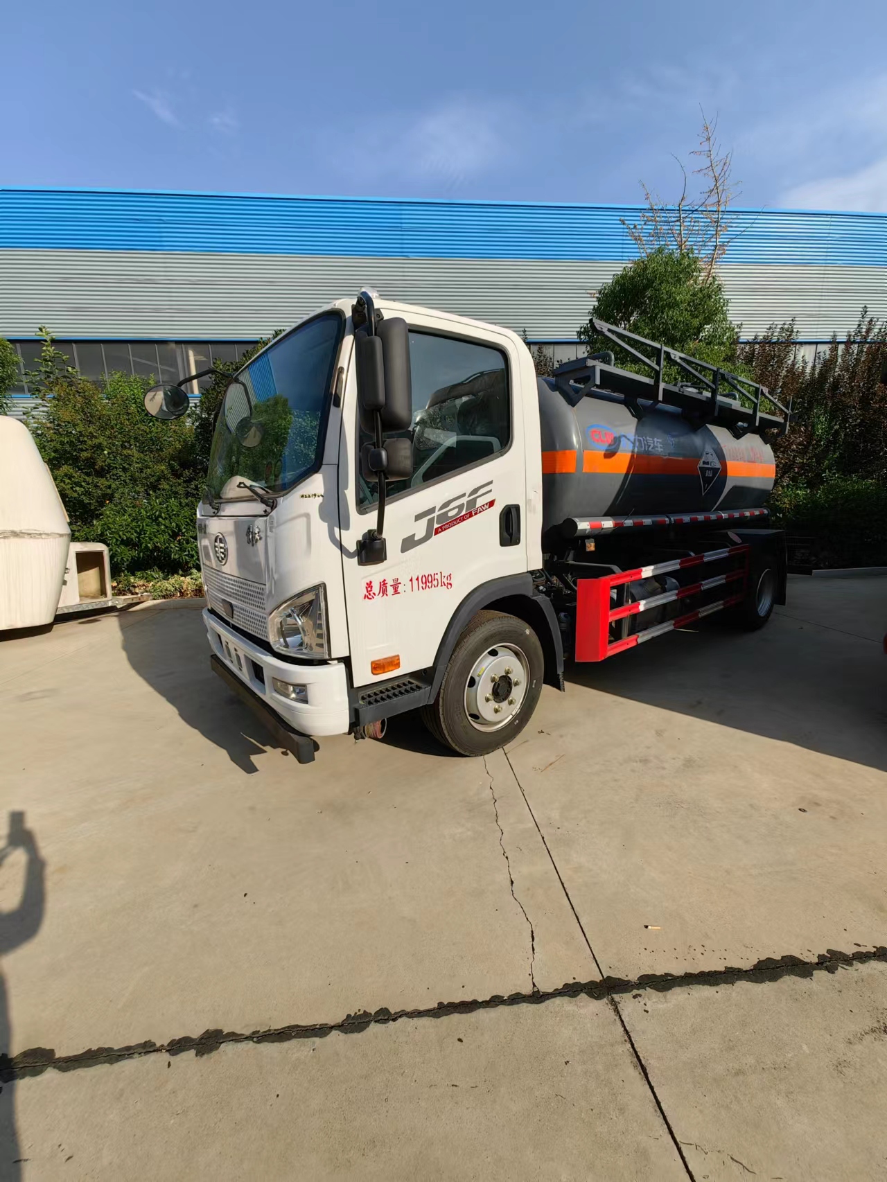 解放J6F国六8方腐蚀品罐式运输车