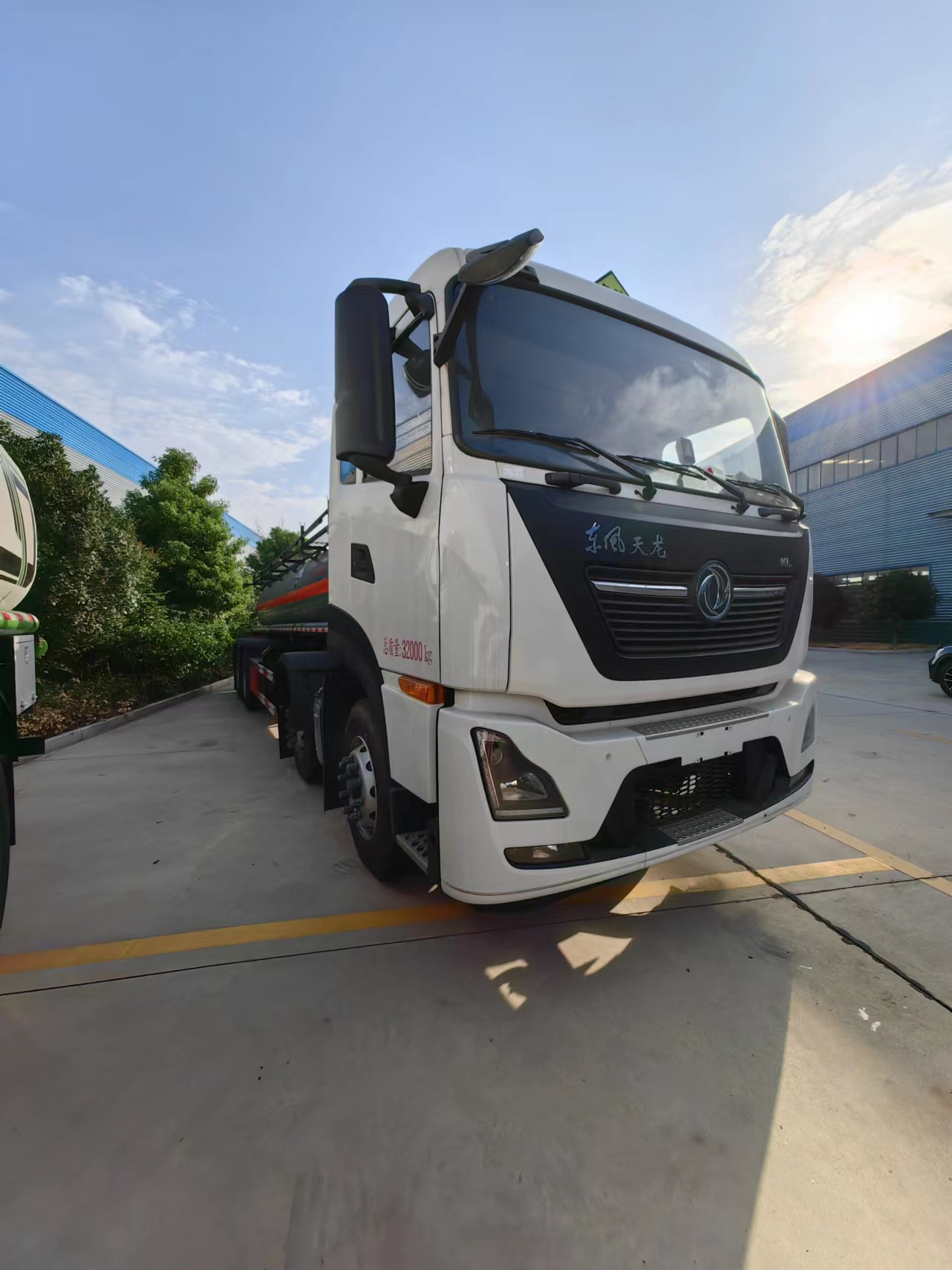 东风天龙国六前四后八腐蚀品罐式运输车