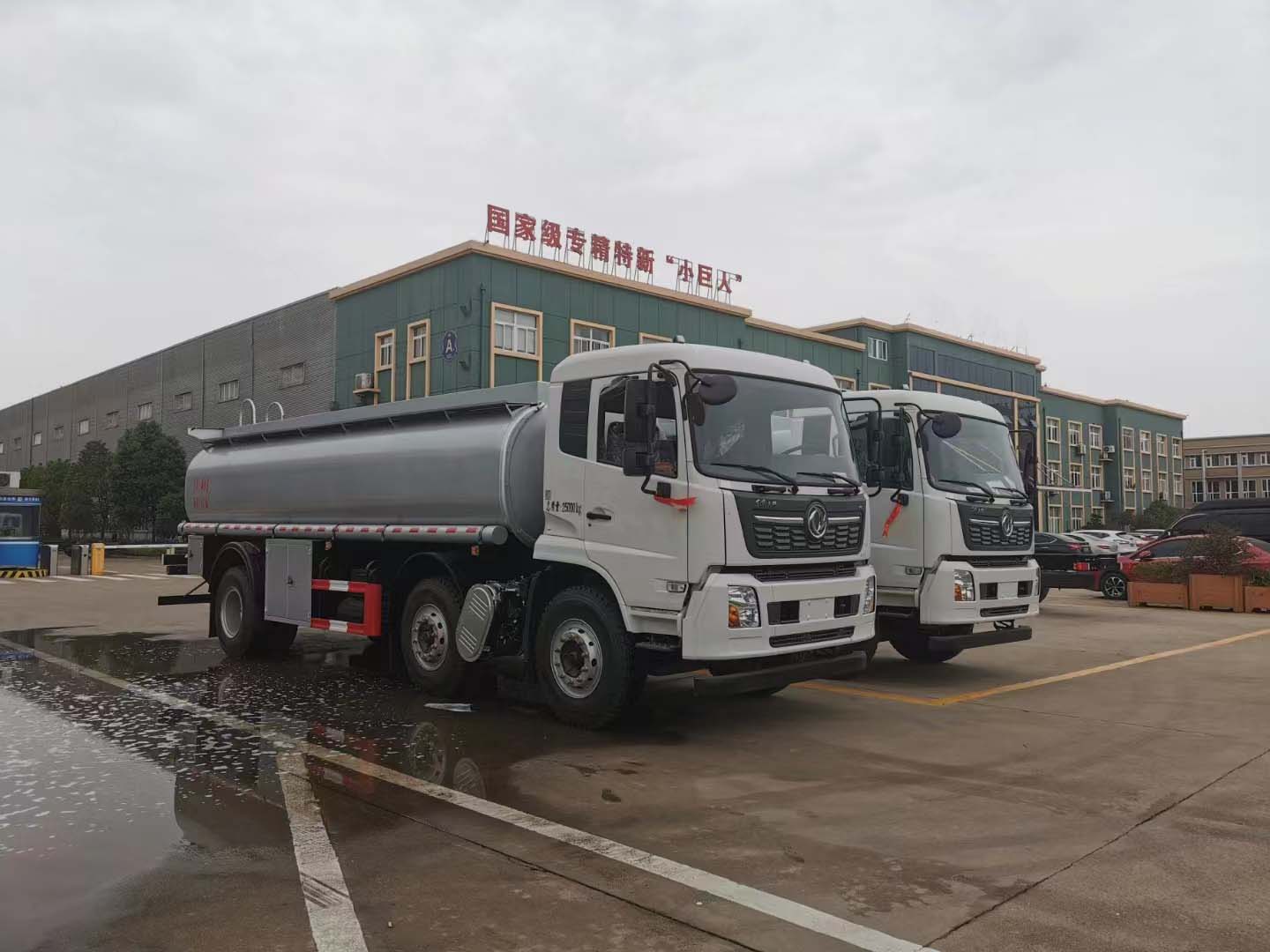 东风天锦三轴国六普通液体运输车