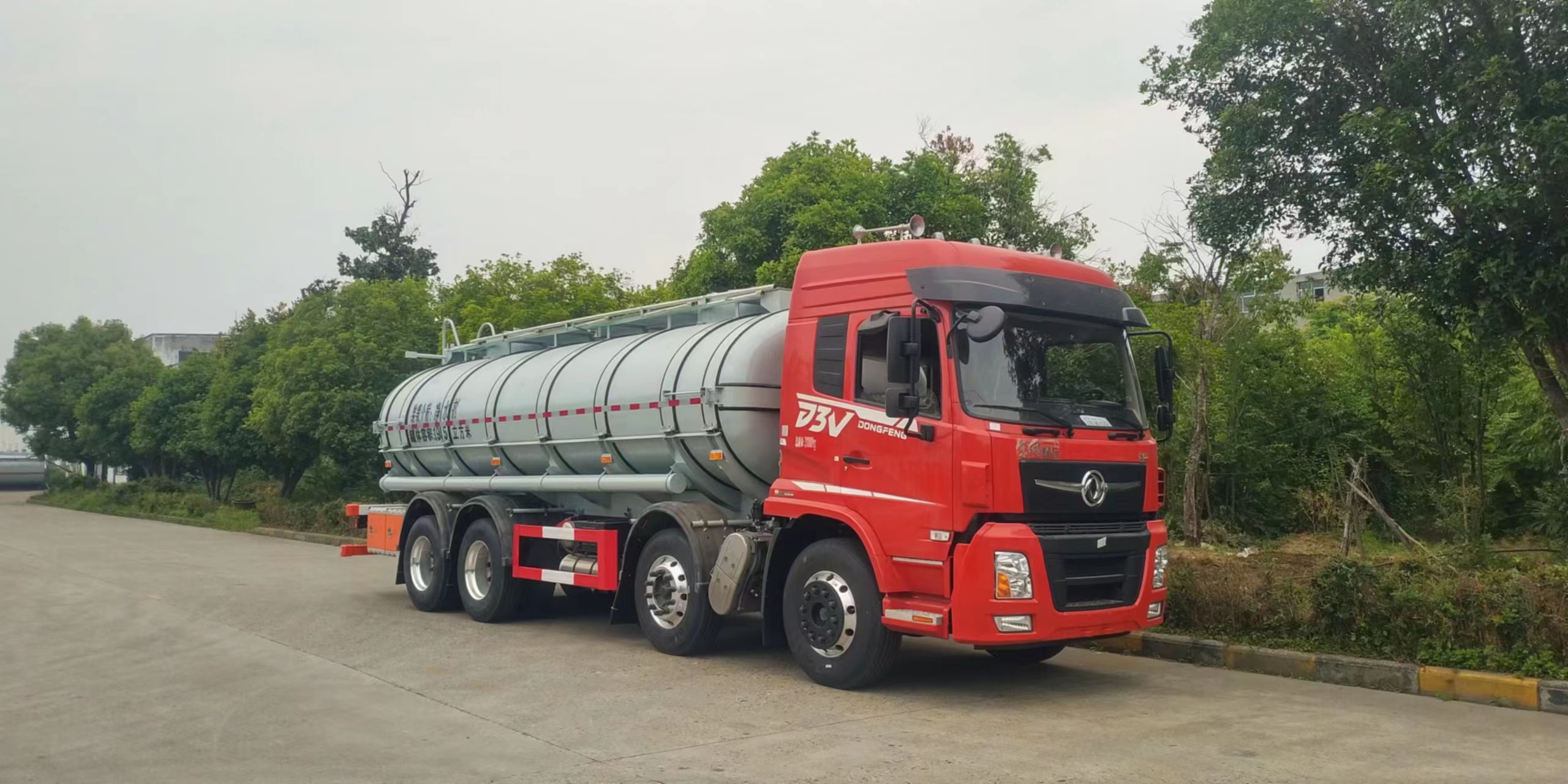 东风前四后八塑料罐供液车