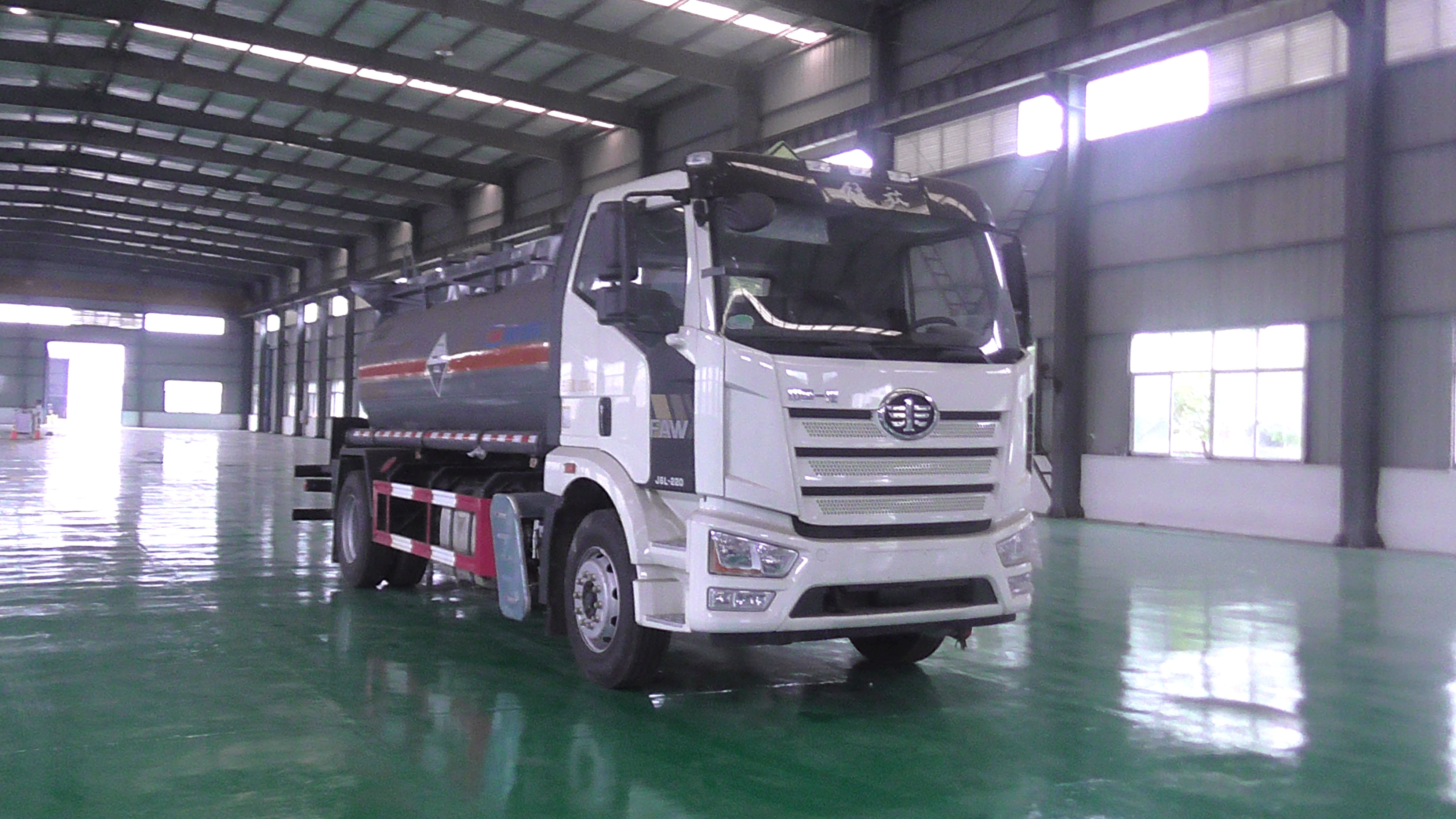 解放J6国六9.4方腐蚀品罐式运输车