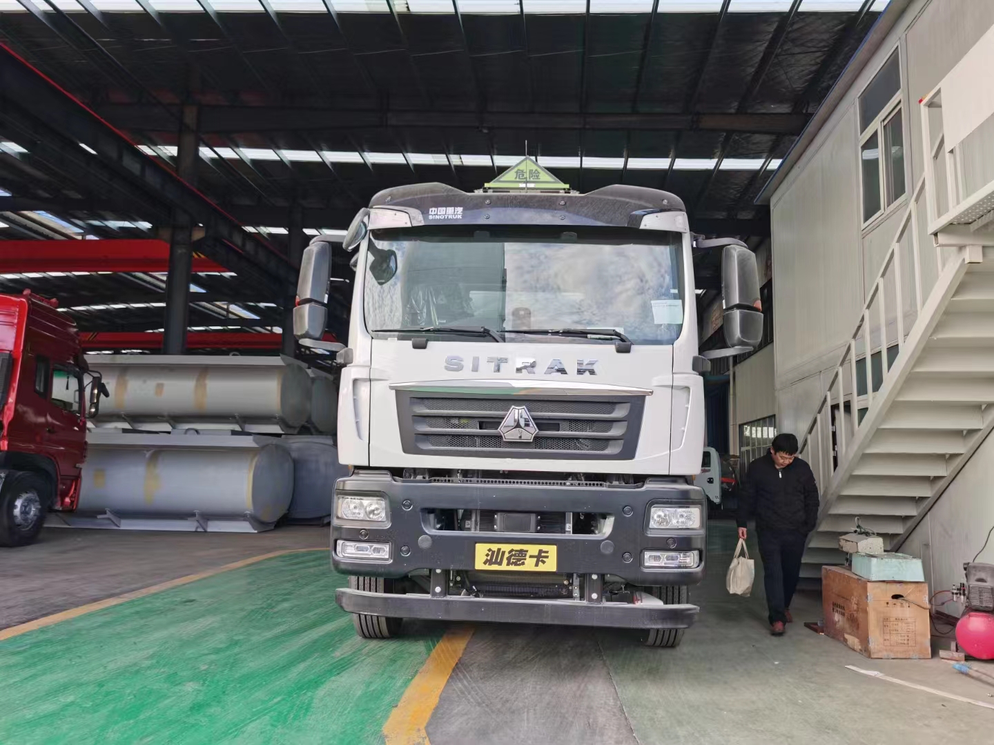 汕德卡后双桥国六易燃液体罐式运输车