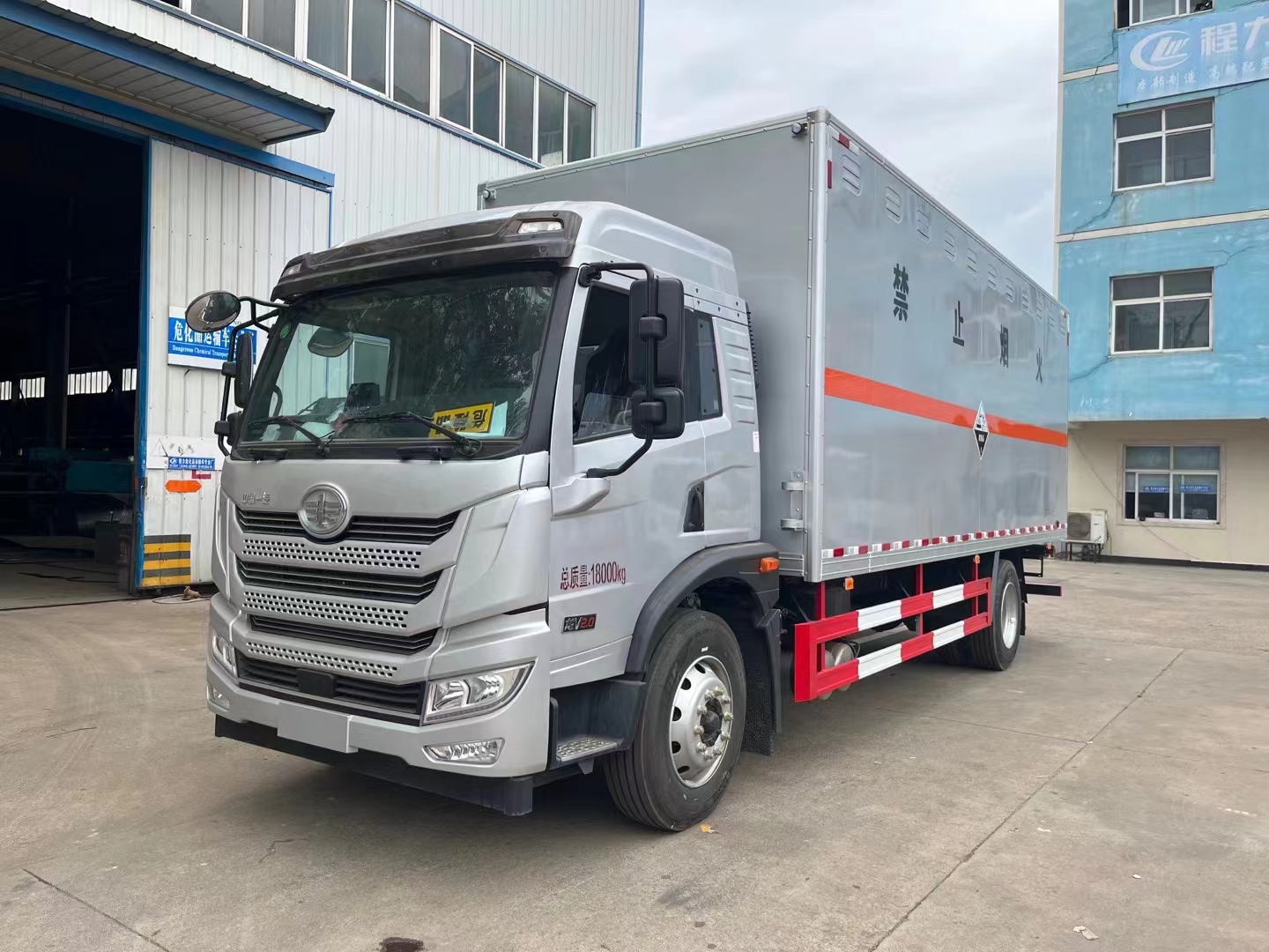 解放龙V国六银灰色八类腐蚀品厢式运输车
