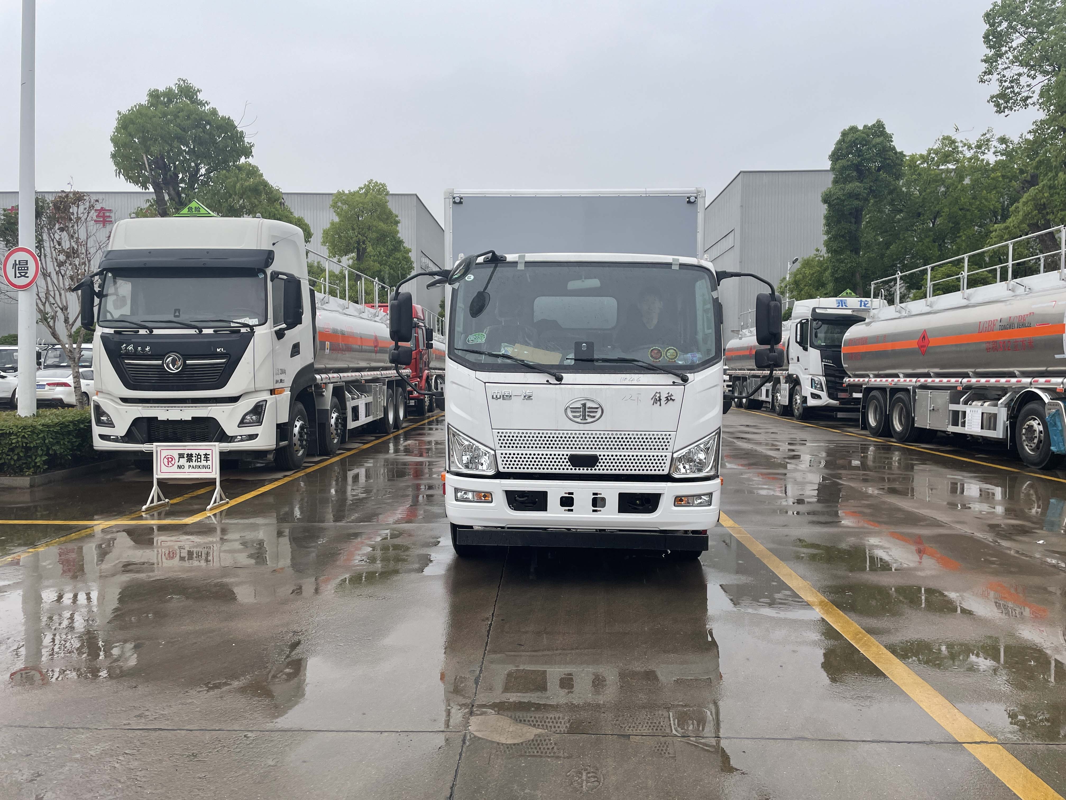 解放排半4米8国六灰色爆破车