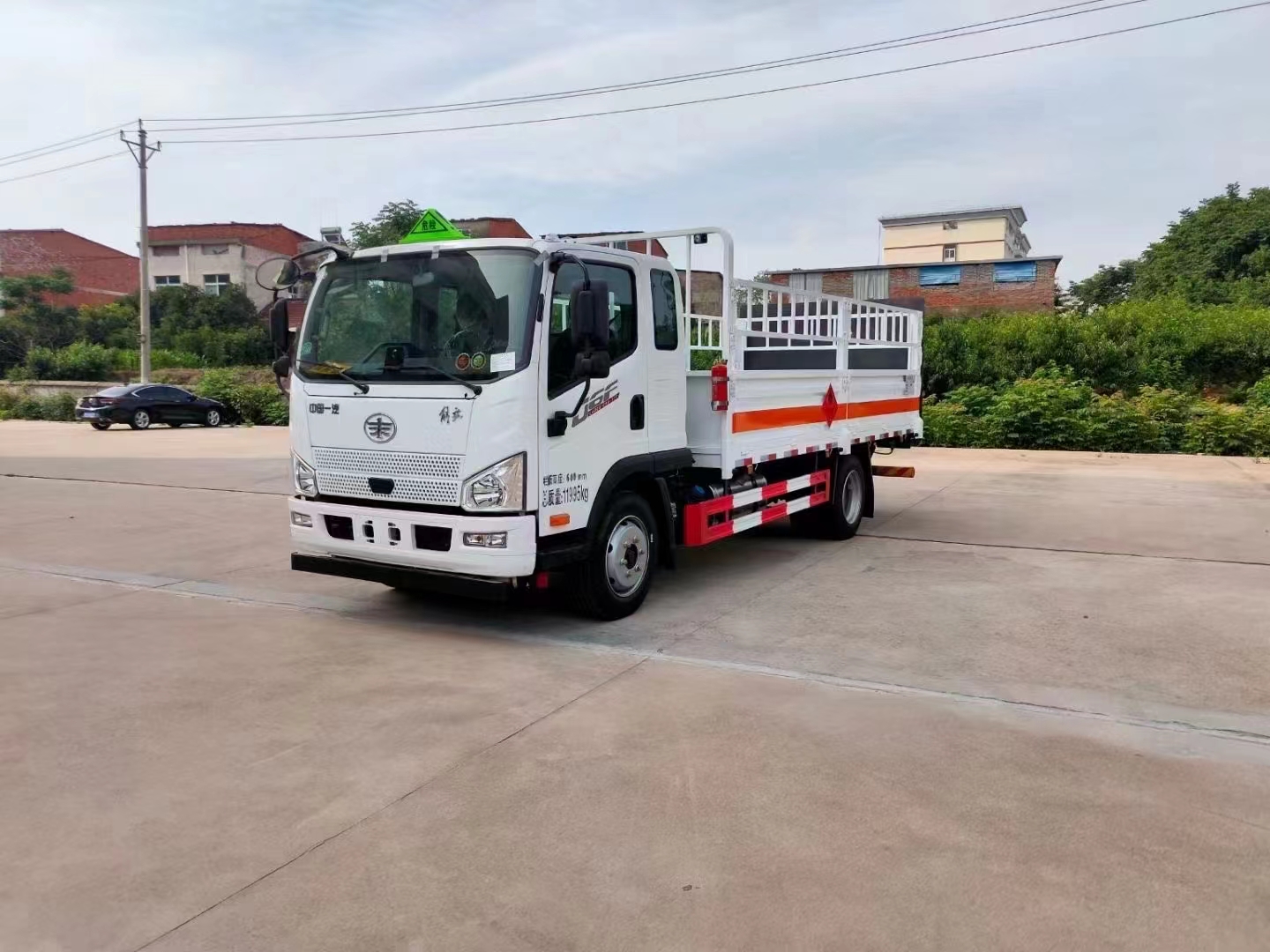 解放J6F国六排半4米8气瓶车