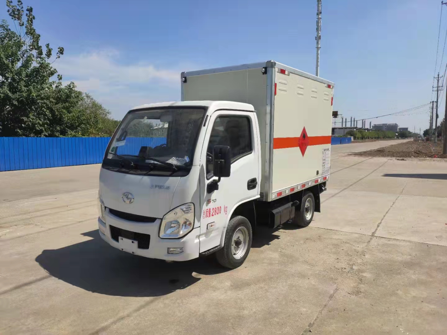 行业内便宜的小型危险厢式车--跃进国六单轮危化车