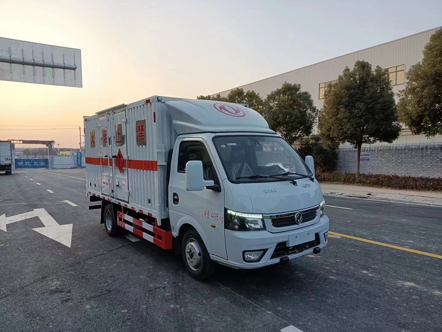 东风途逸国六带双开侧门瓦楞板危险品车