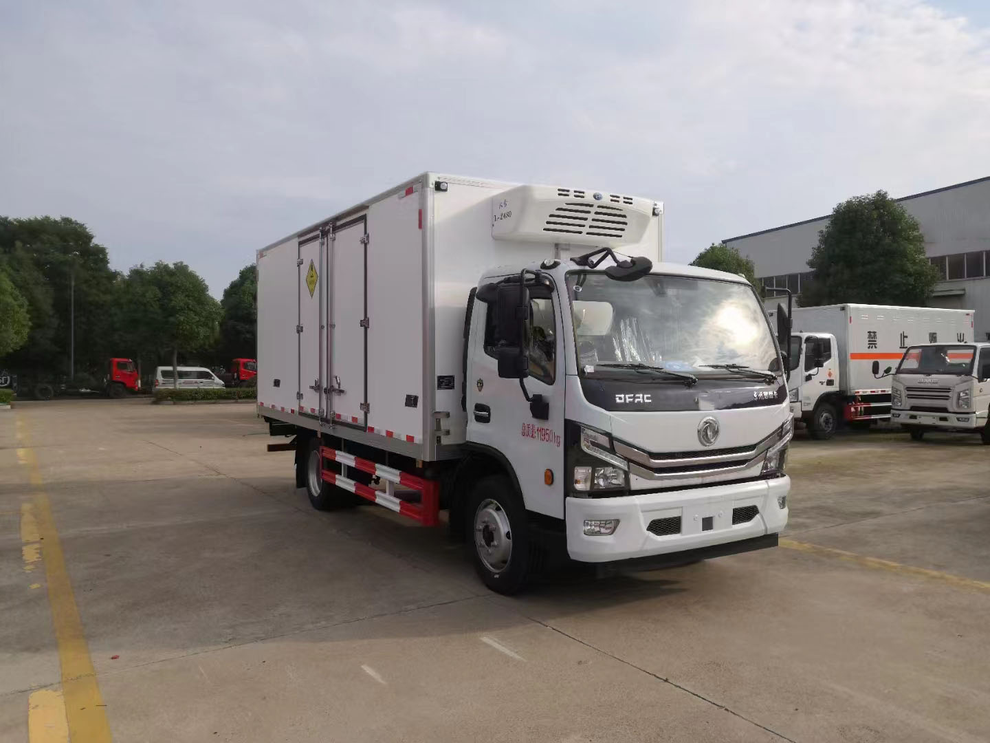 东风大多利卡国六氧化性物品运输车