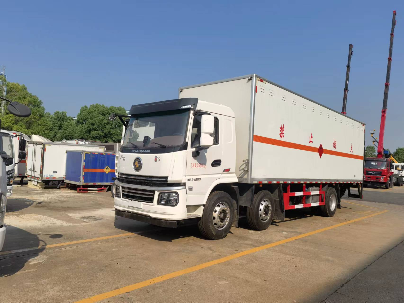 陕汽三轴国六9米6危险品车