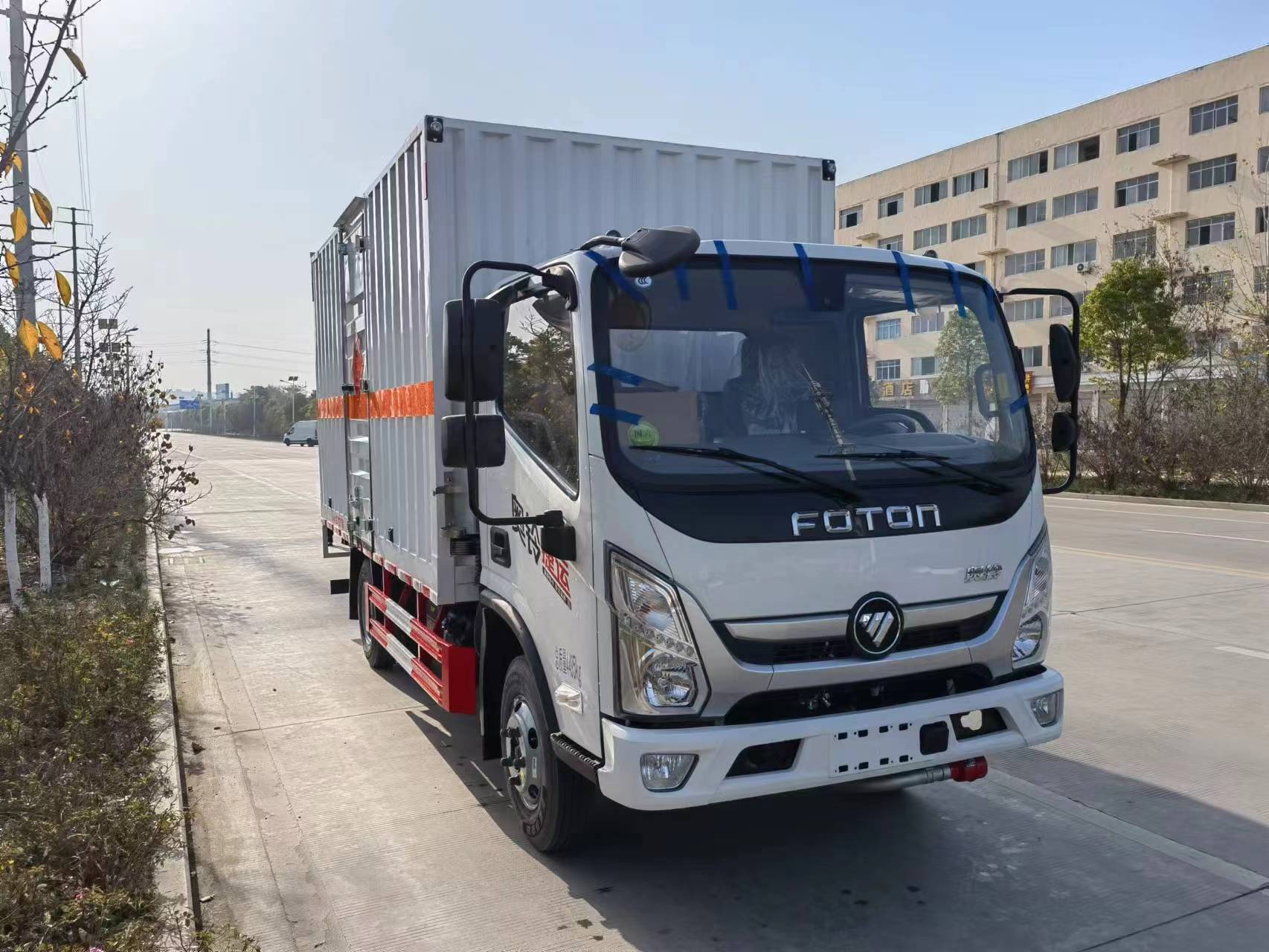 福田奥铃国六液化气瓶运输车（四排卡槽）
