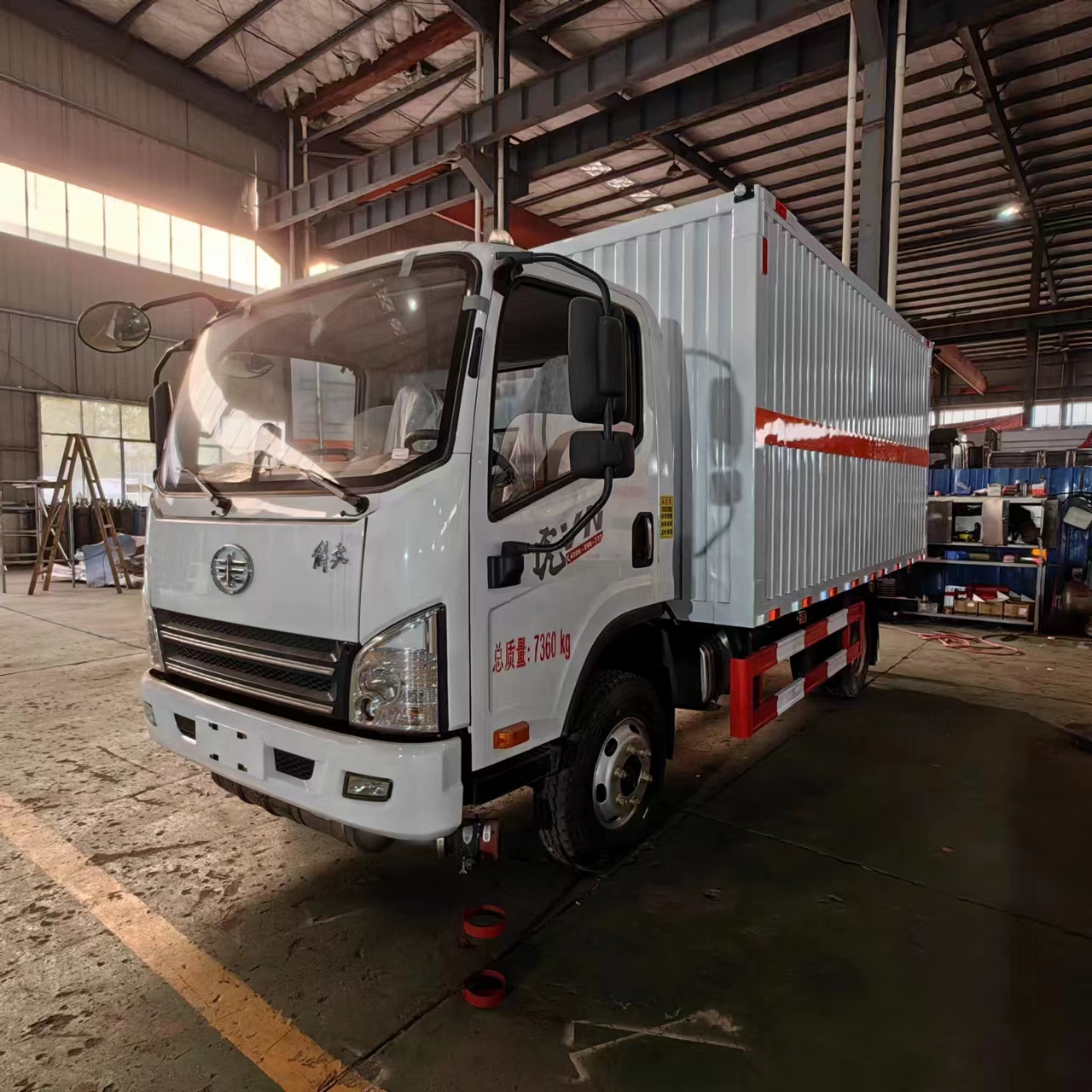 解放黄牌4米2带双侧门危险品车