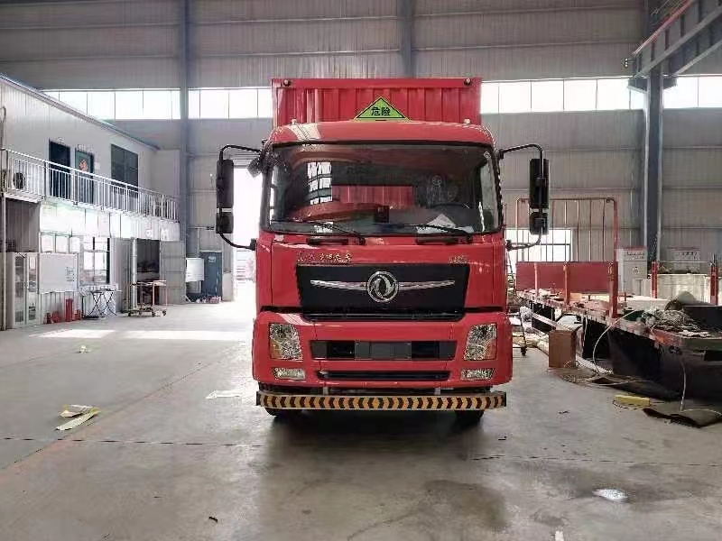 东风D3V国六9米6红色三轴杂项危险品车