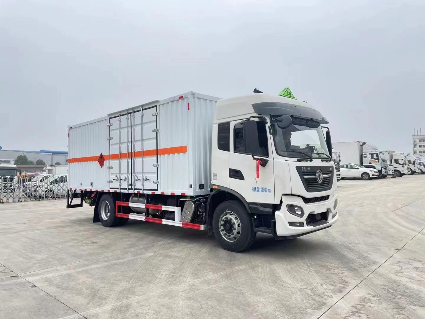 东风天锦KR高顶双卧危险品车