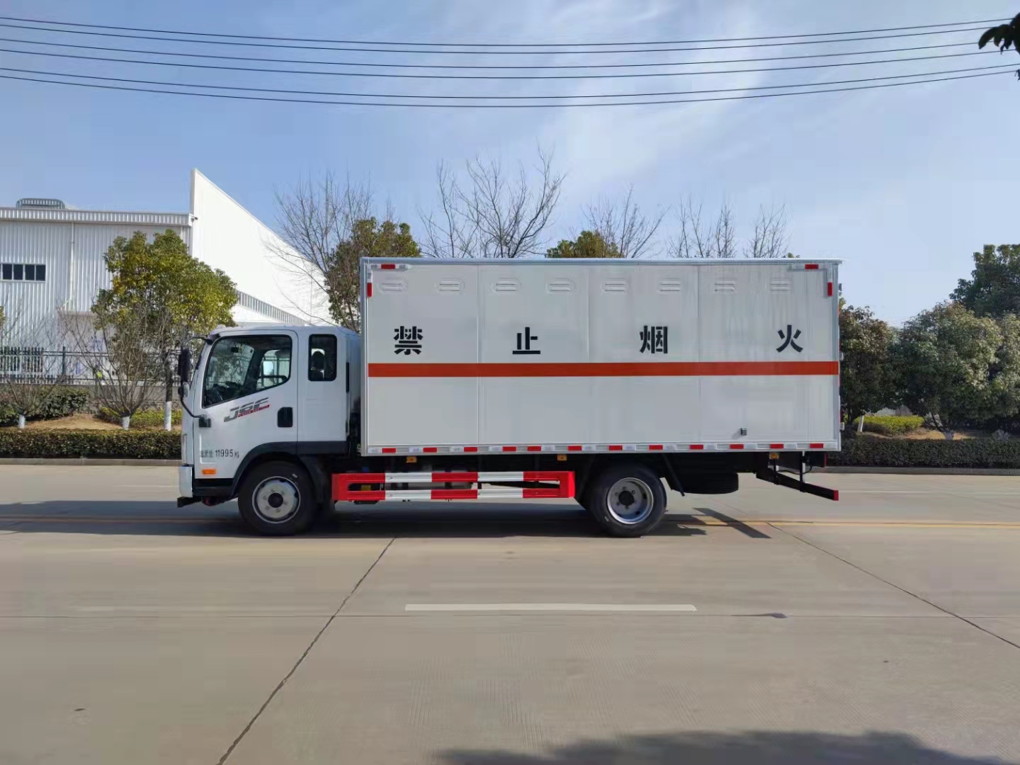 解放J6F国六排半4米8危险品车