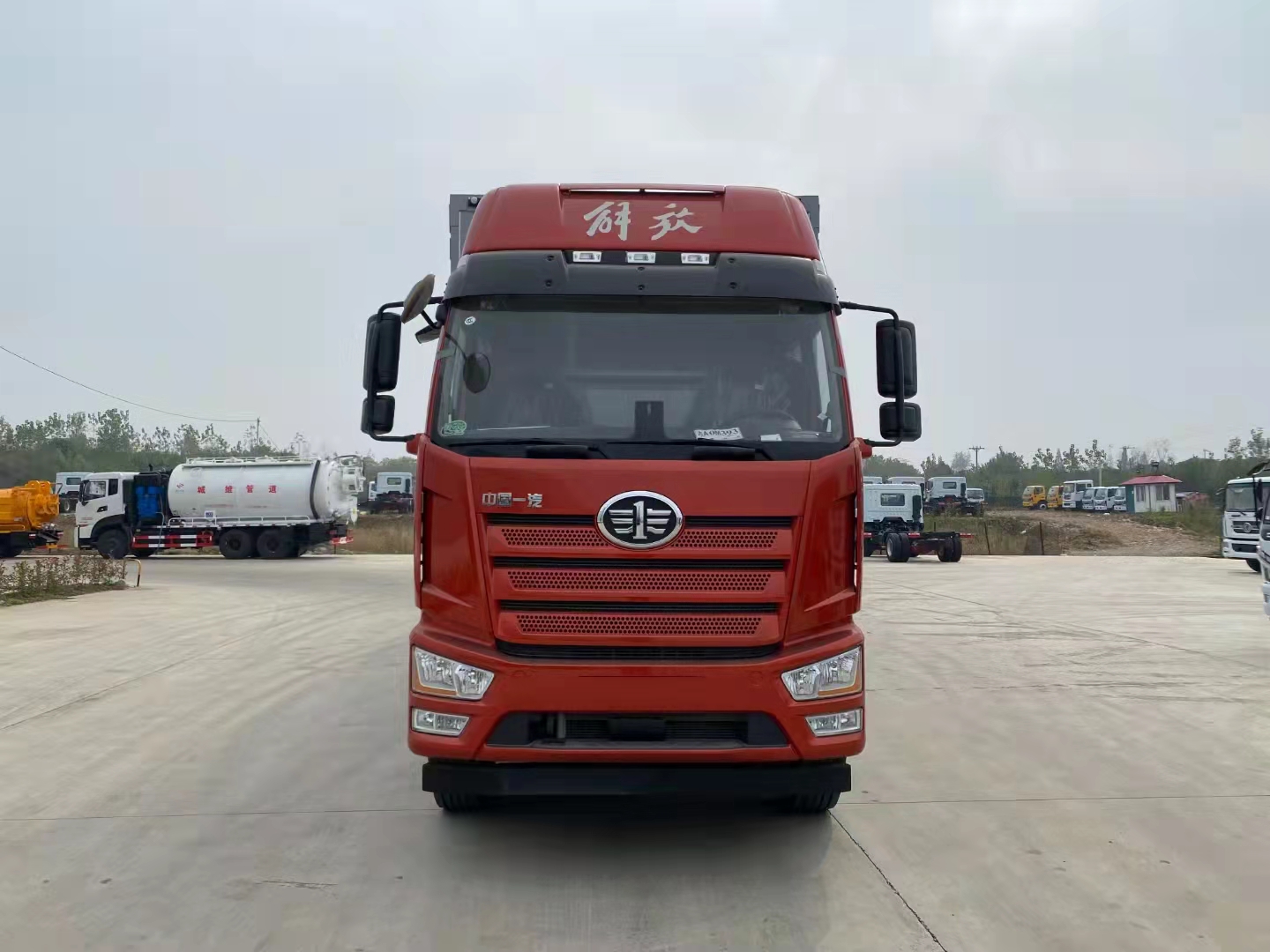 解放前四后八国六瓦楞板危险品车