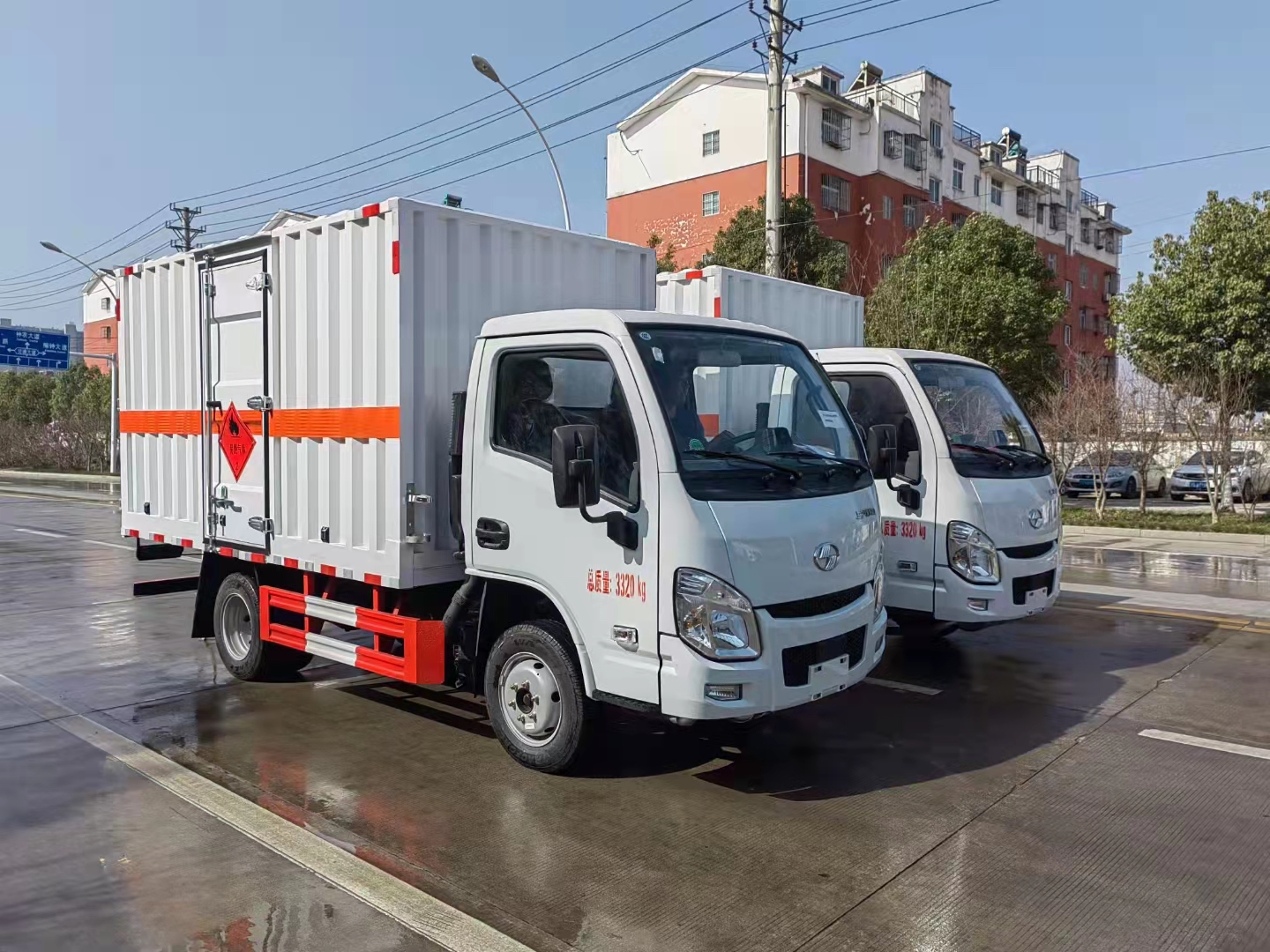 西安客户订购两台跃进国六汽油危险品车