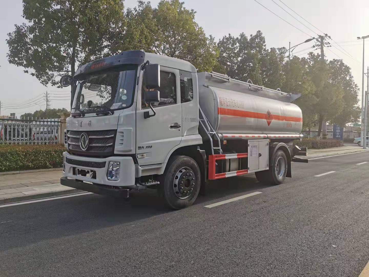 东风专底单桥国六加油车