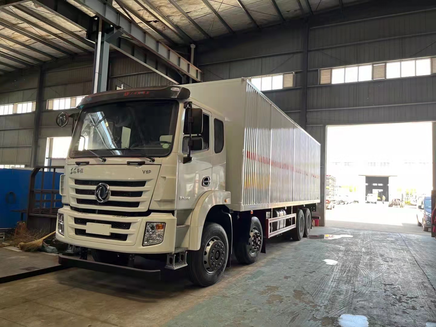 东风锦程前四后八国六带双侧门瓦楞板危险品车