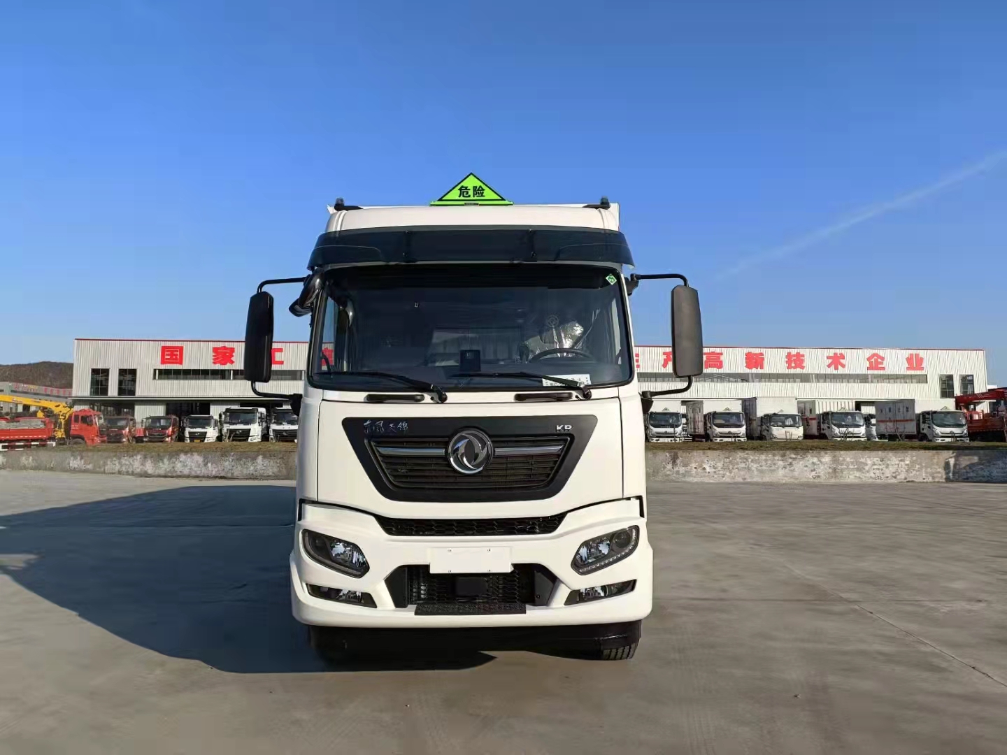 东风天锦KR三轴国六高顶双卧危险品车