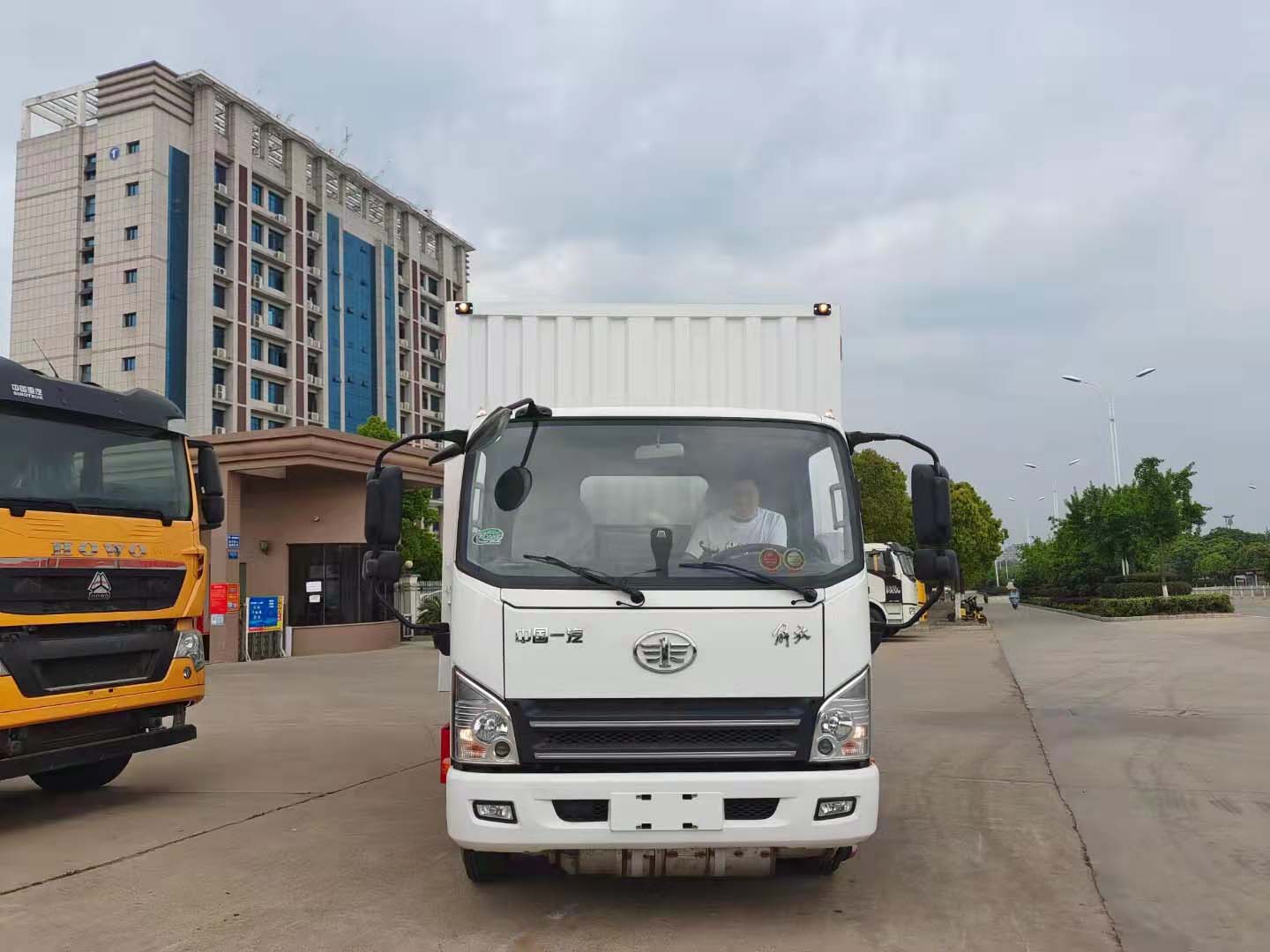 解放虎V黄牌4米2杂项危险品运输车