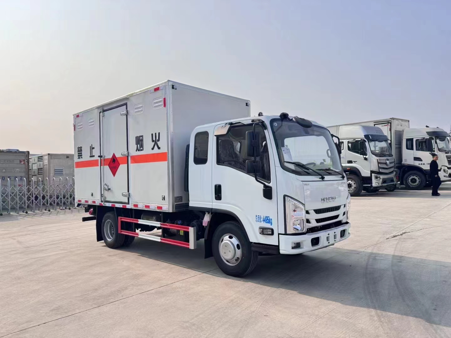 五十铃国六排半蓝牌危险品车