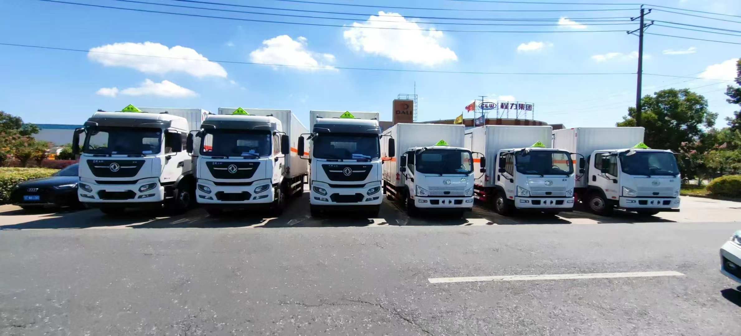东风天锦国六不锈钢腐蚀品厢式车发车