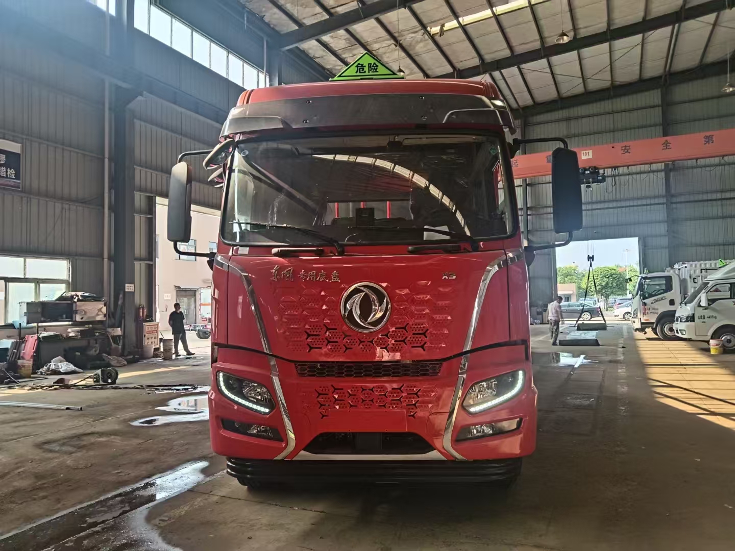 东风X3小三轴高顶双卧国六气瓶运输车