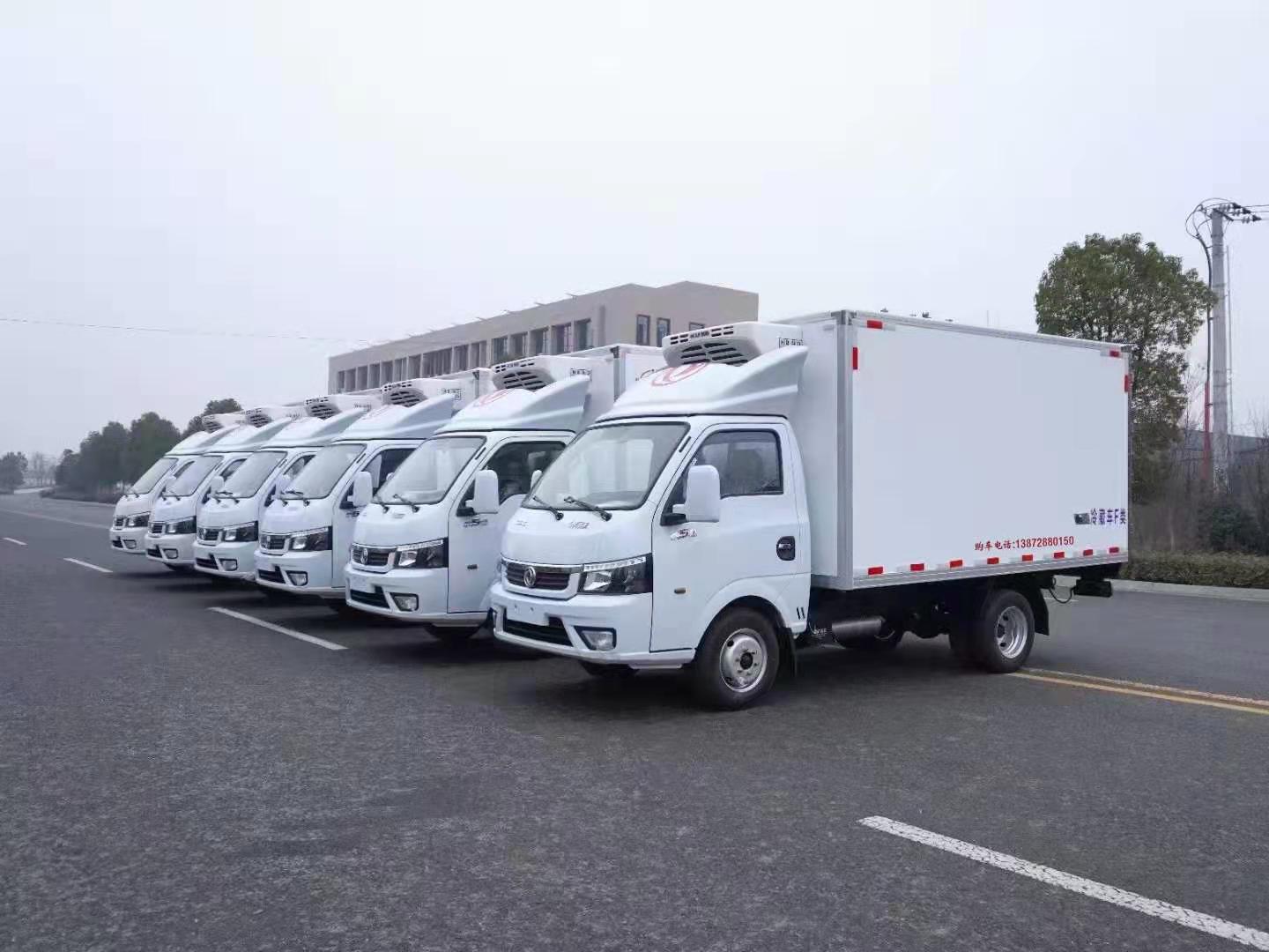 东风途逸国六带肉钩柴油冷藏车