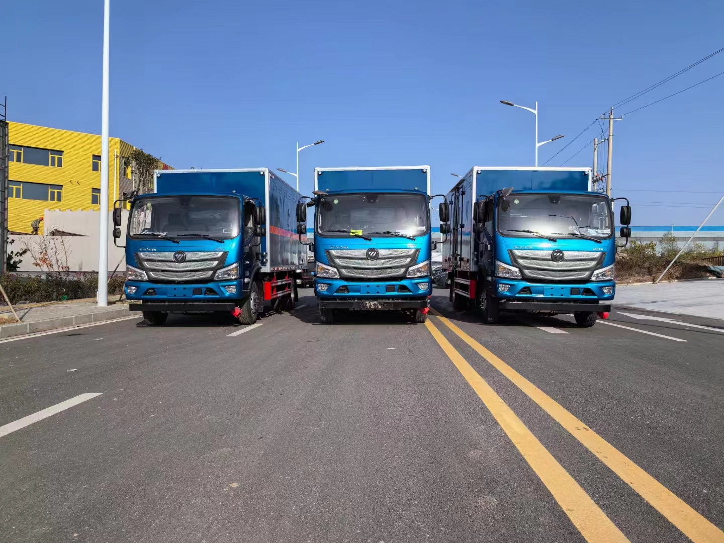三台福田欧马可蓝色爆破器材运输车