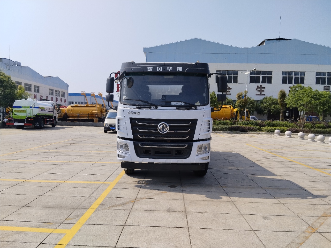 经济实惠款东风华神15方洒水车