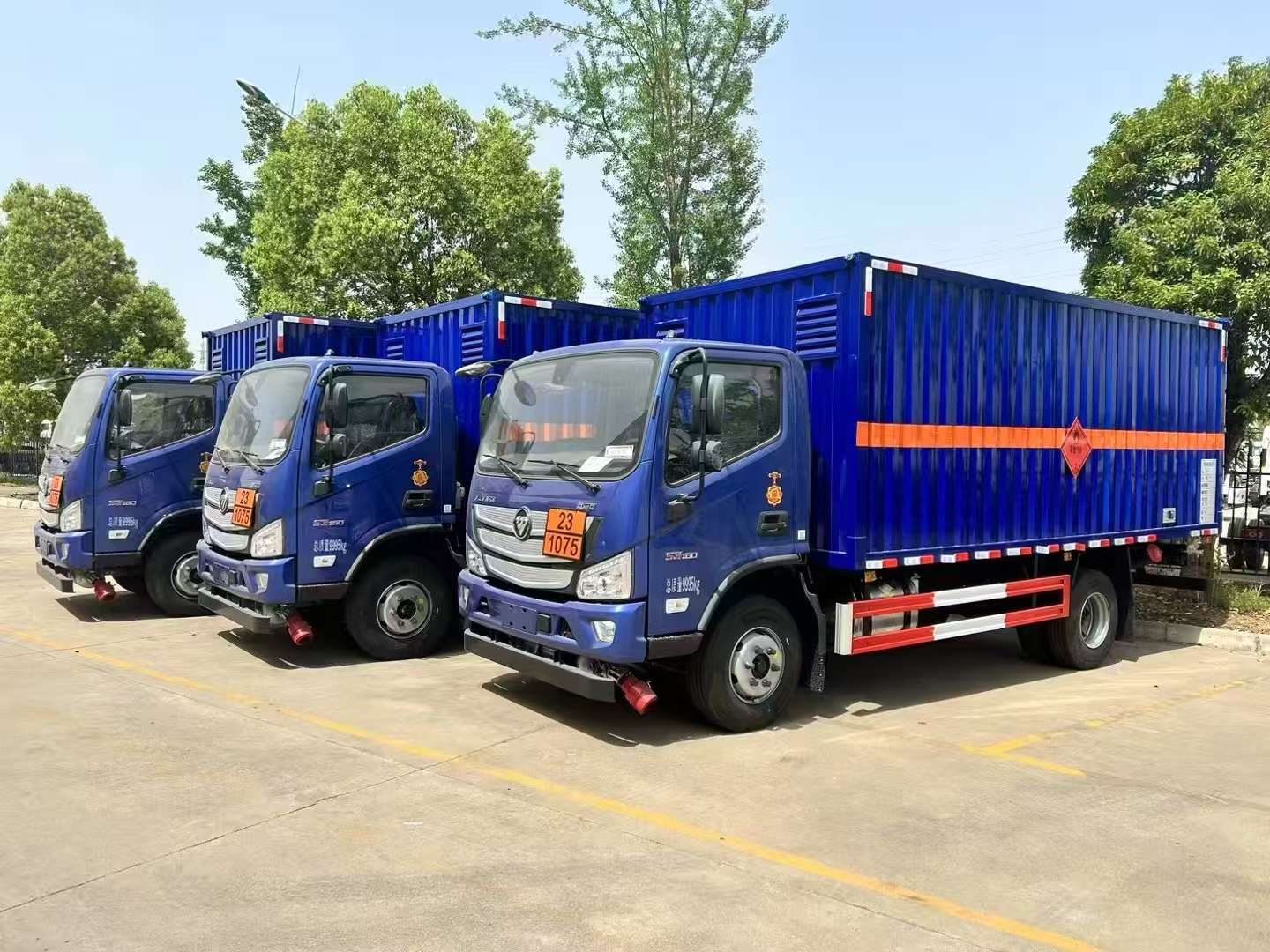 广东李总批量订购3台欧马可易燃气体厢式车