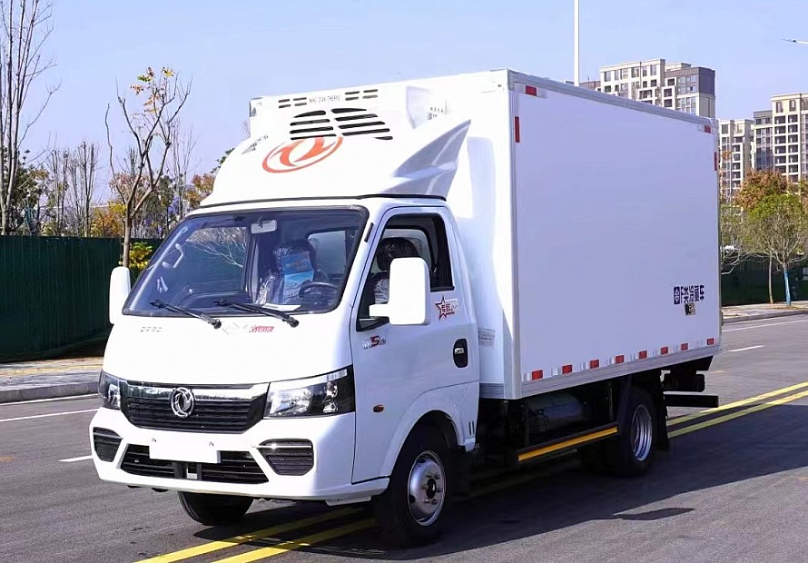 3.7米东风途逸天然气冷藏车
