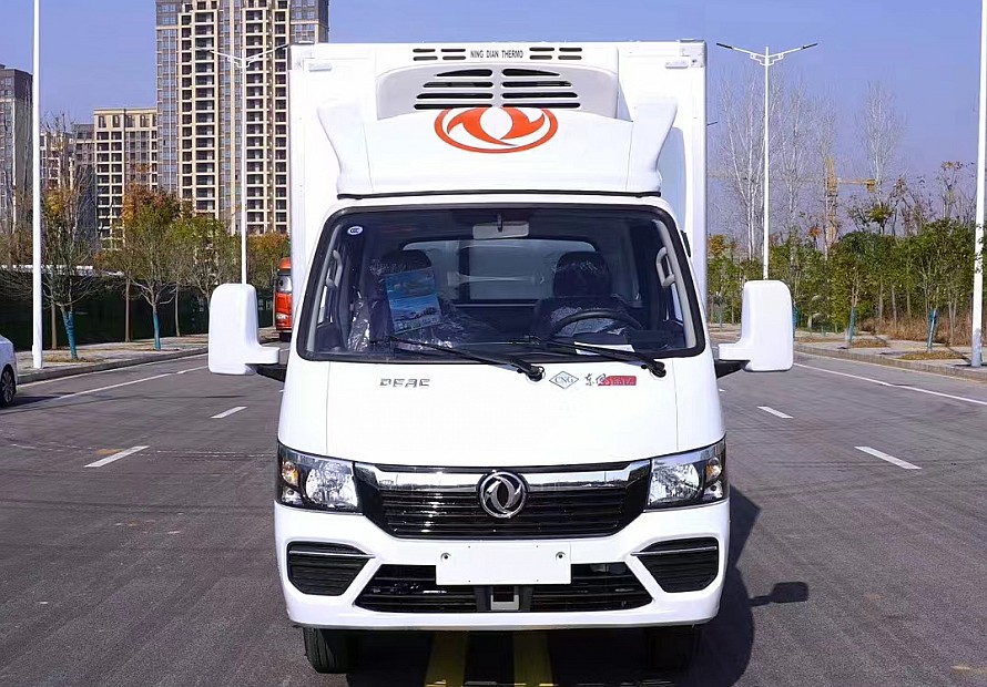 3.7米东风途逸天然气冷藏车