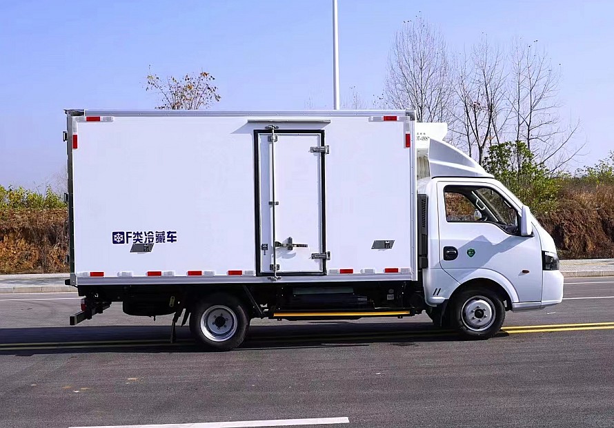 3.7米东风途逸天然气冷藏车