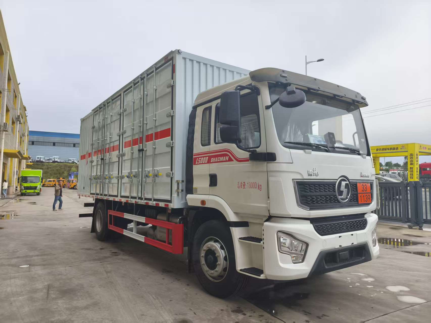 陕汽德龙9米6杂项危险品车