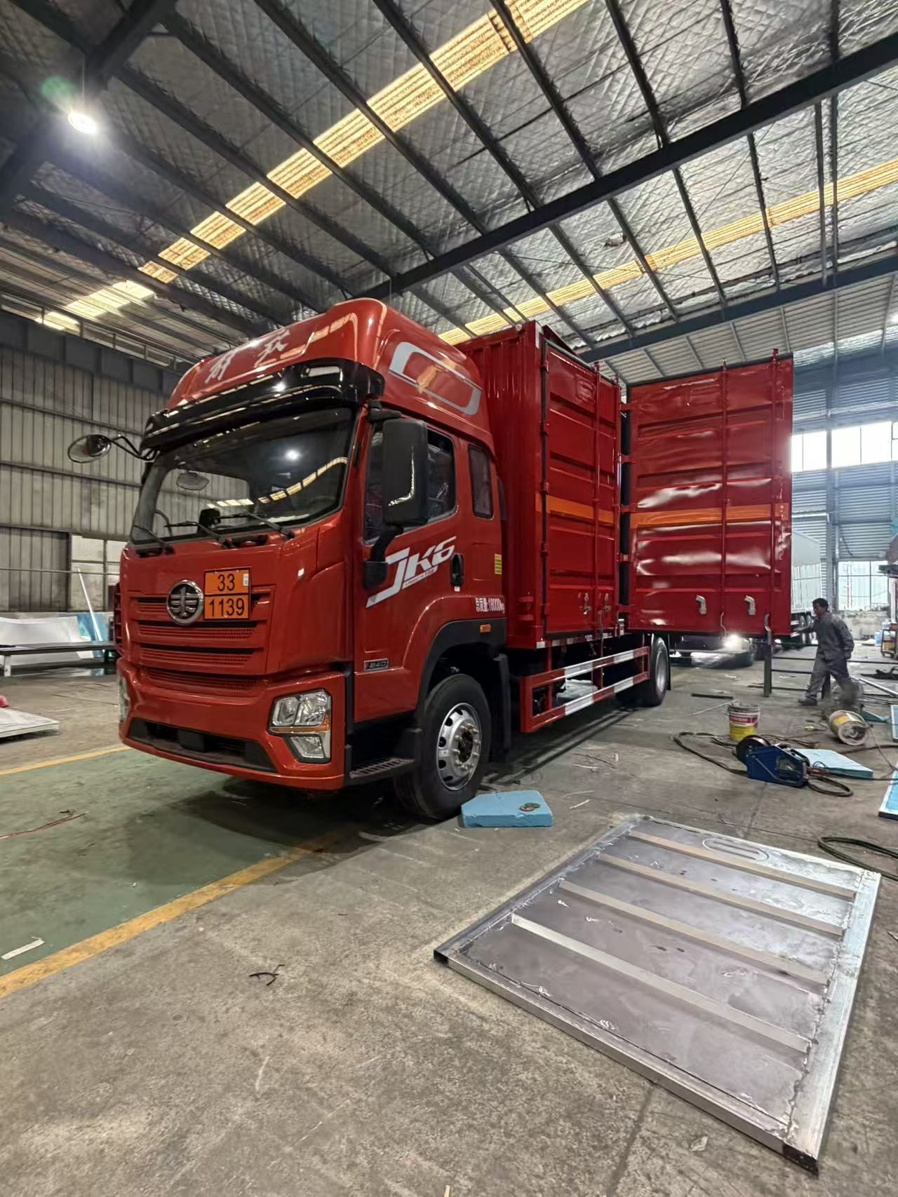 解放JK6带全开门危险品车